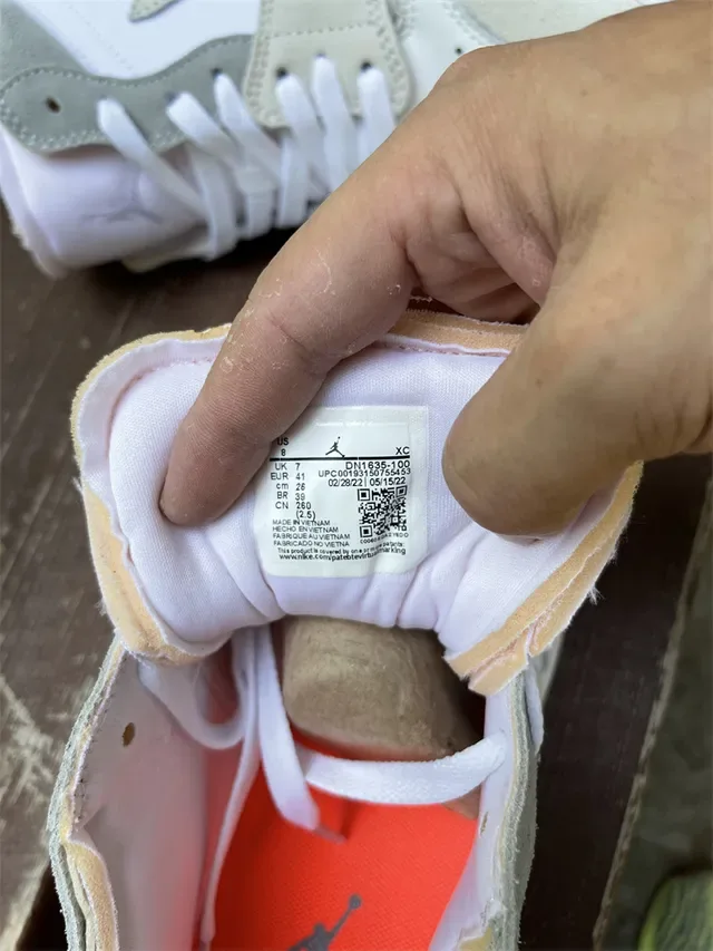 Nike Air Jordan 1 Low Beige et Blanc Lifestyle Sneakers 2