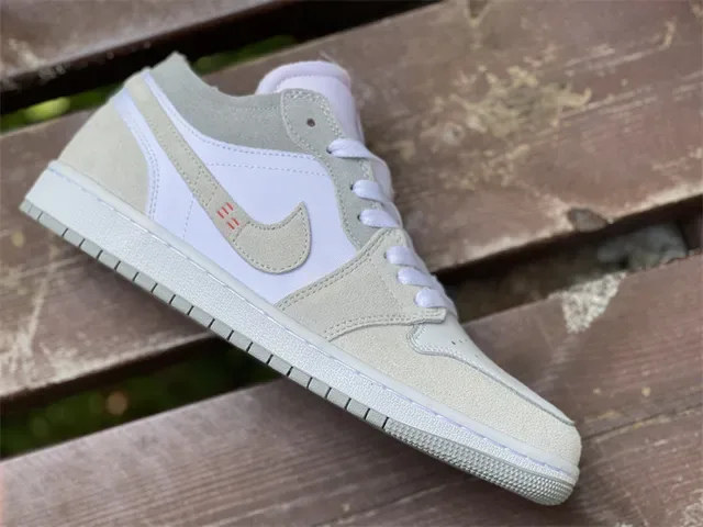 Nike Air Jordan 1 Low Beige et Blanc Lifestyle Sneakers 7