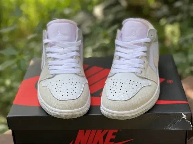 Nike Air Jordan 1 Low Beige et Blanc Lifestyle Sneakers 14