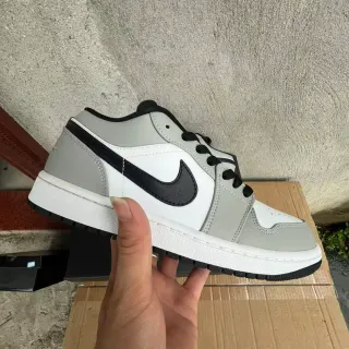 Nike Air Jordan 1 Low Cinza Branco Preto tênis lifestyle