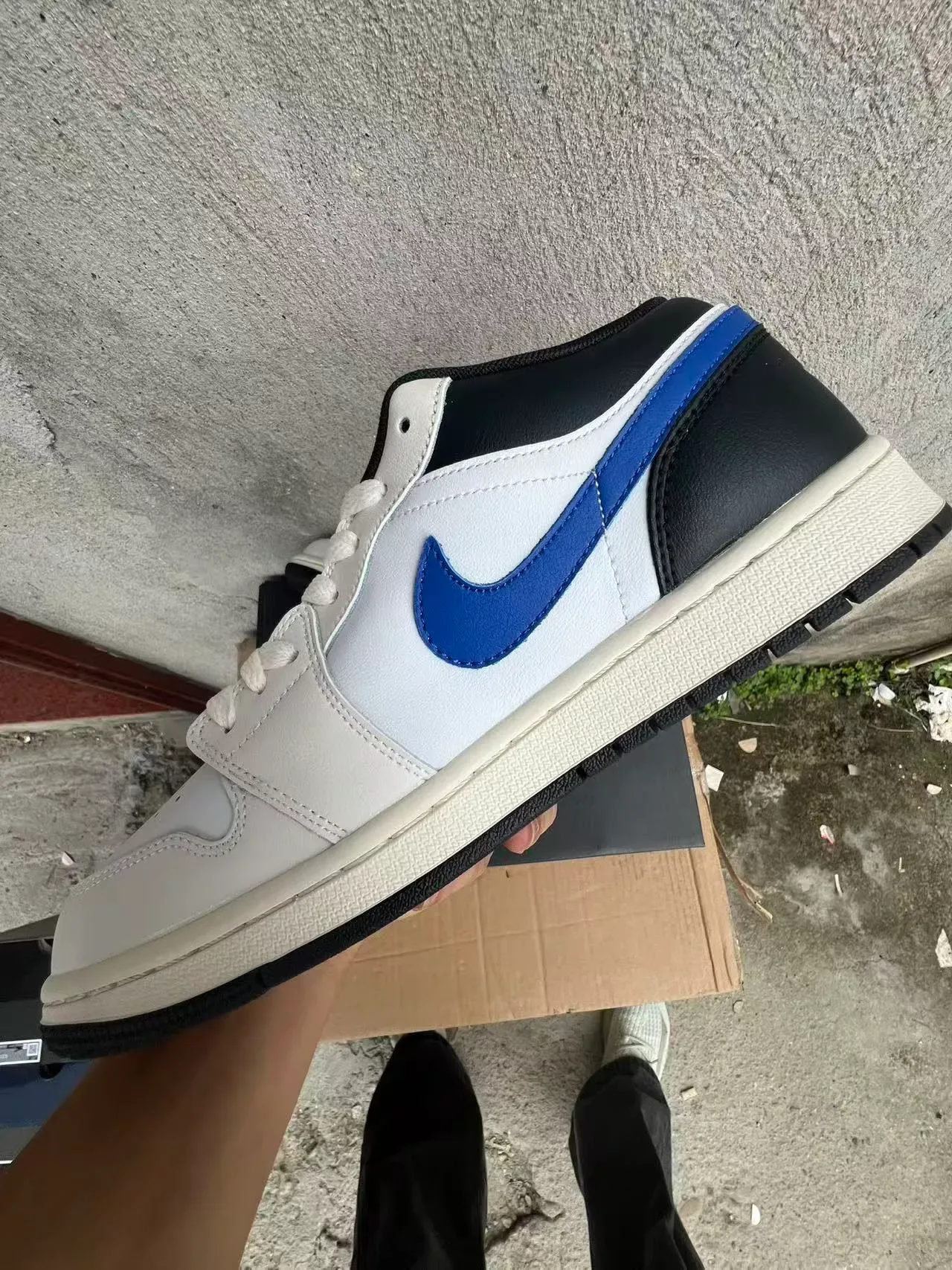 Nike Air Jordan 1 Blanc Noir Bleu Royal Lifestyle Sneakers 4