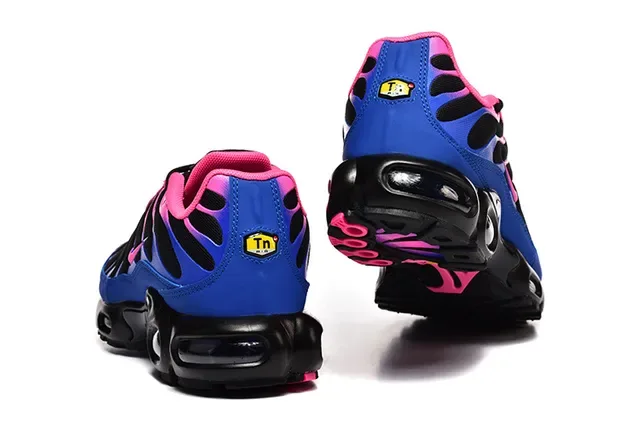 Nike Air Max Plus Black White Lifestyle Sneakers 24