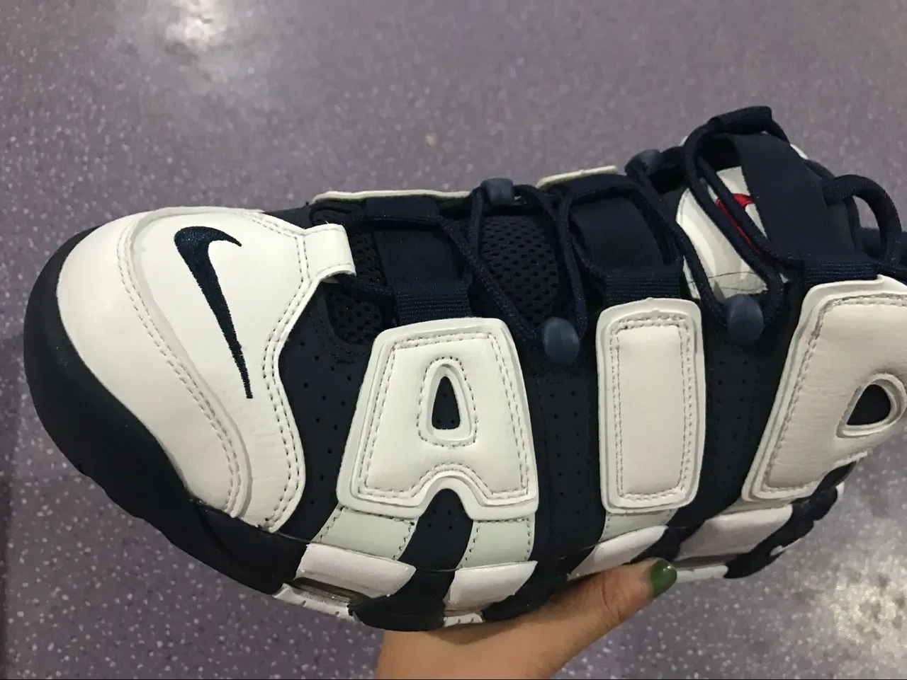 Nike Air More Uptempo Chaussures de Basket Blanc et Bleu marine 5