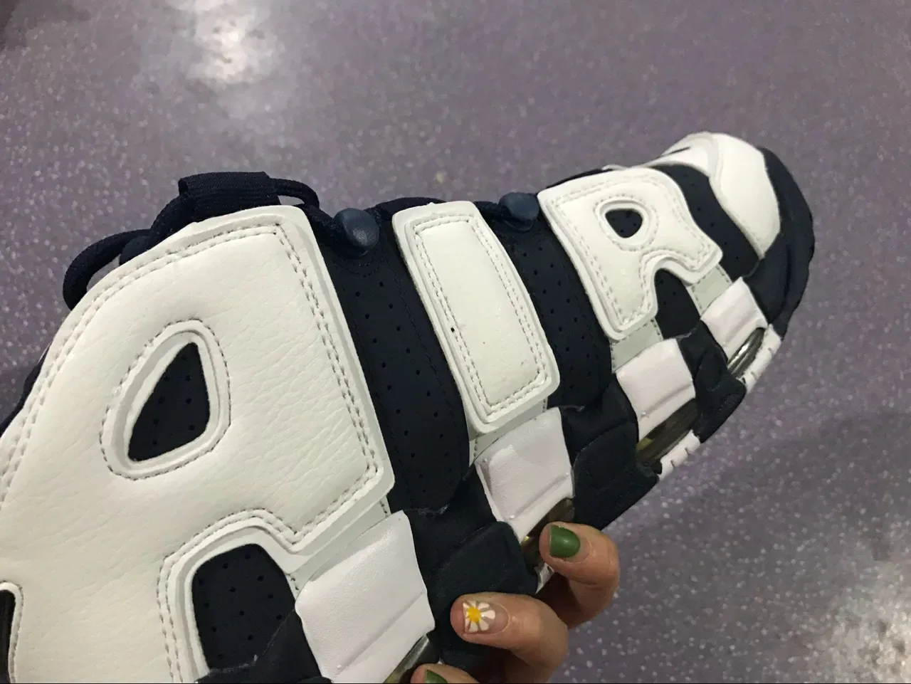 Nike Air More Uptempo Chaussures de Basket Blanc et Bleu marine 6
