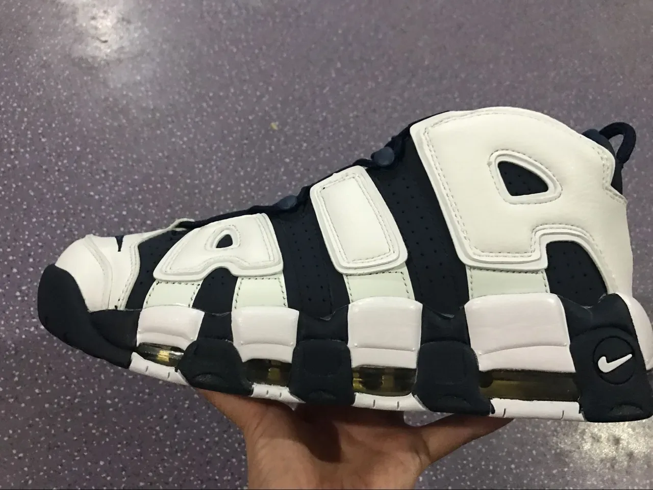 Nike Air More Uptempo Chaussures de Basket Blanc et Bleu marine 7