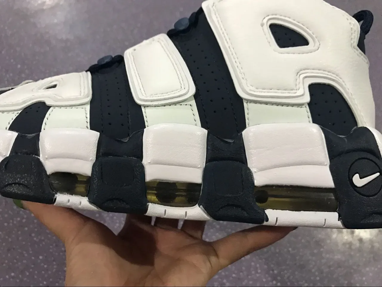 Nike Air More Uptempo Chaussures de Basket Blanc et Bleu marine 8