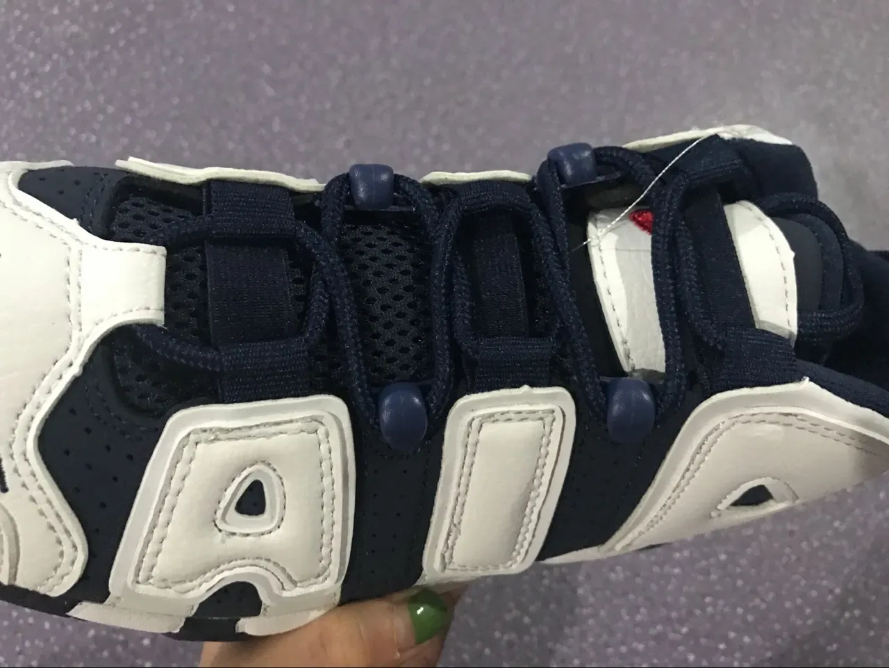 Nike Air More Uptempo Chaussures de Basket Blanc et Bleu marine 10