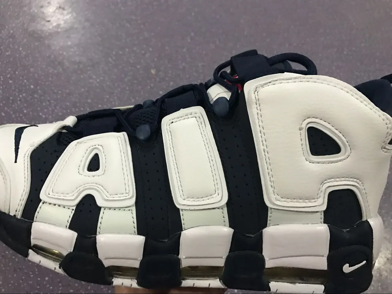 Nike Air More Uptempo Chaussures de Basket Blanc et Bleu marine 12