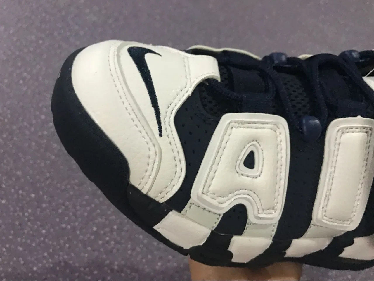 Nike Air More Uptempo Chaussures de Basket Blanc et Bleu marine 18