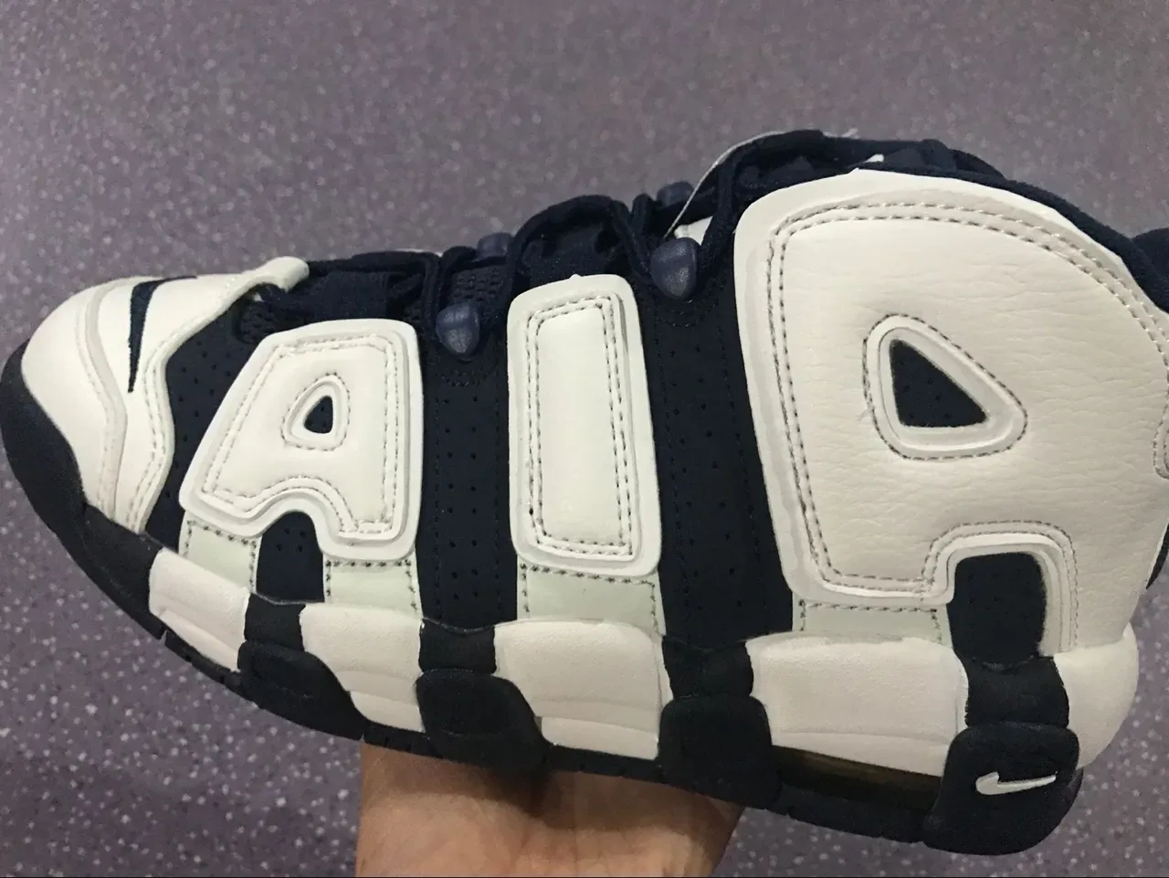Nike Air More Uptempo Chaussures de Basket Blanc et Bleu marine 19