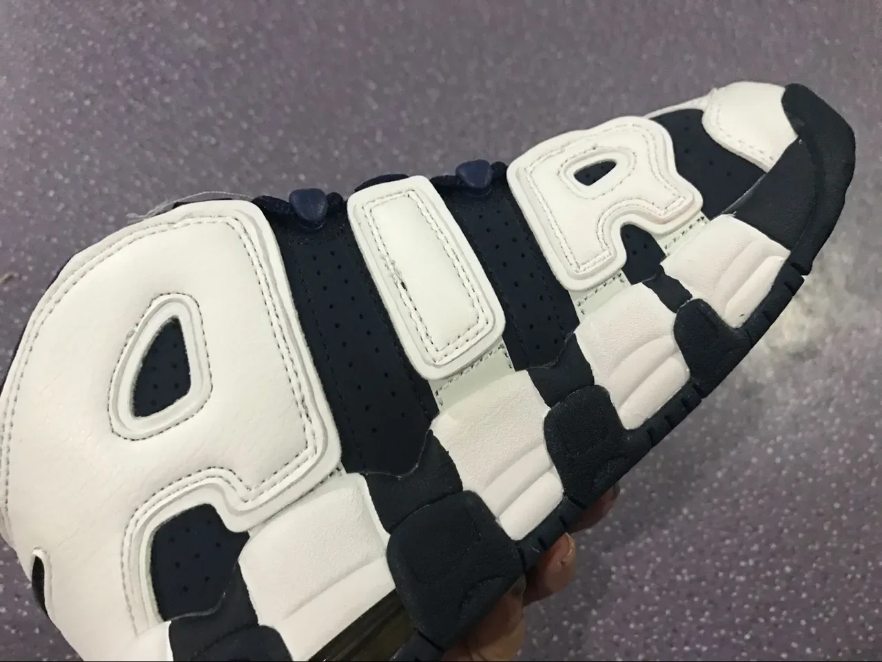 Nike Air More Uptempo Chaussures de Basket Blanc et Bleu marine 20