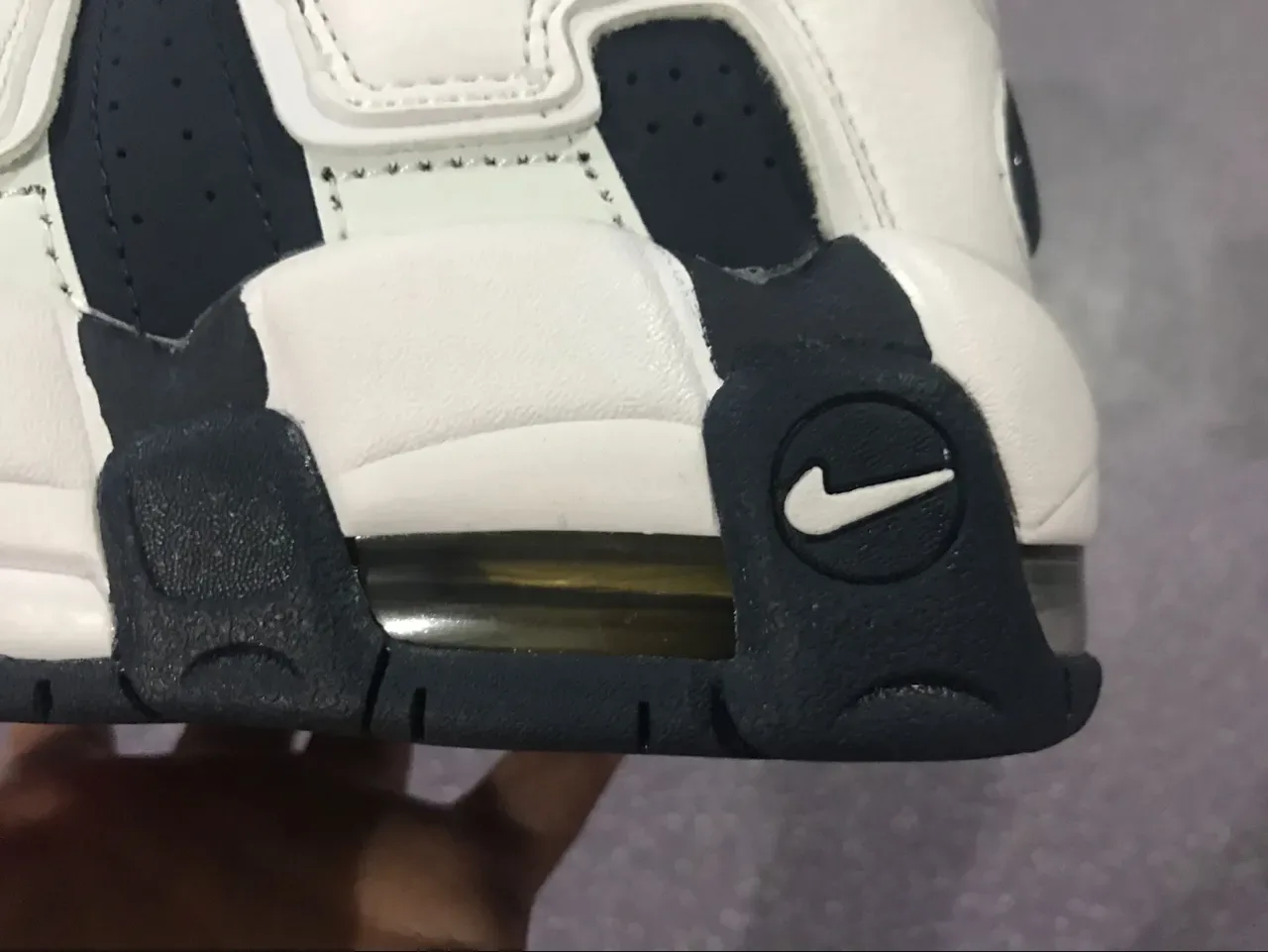 Nike Air More Uptempo Chaussures de Basket Blanc et Bleu marine 21