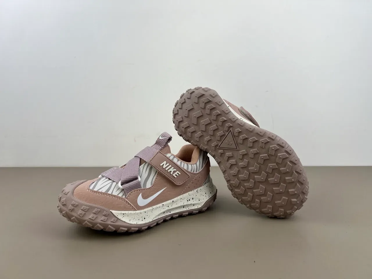 Nike Beige Pink Dual-Strap Velcro Closure Speckled Foam Midsole Lifestyle Sneakers 21