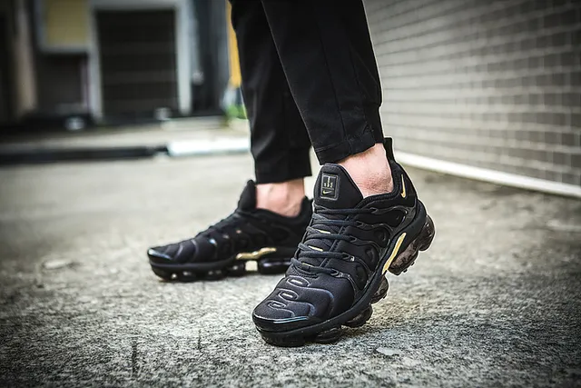 Nike Black Gold Wave-Shaped Synthetic Cage Full-Length Visible Air Unit Lifestyle Sneakers 2