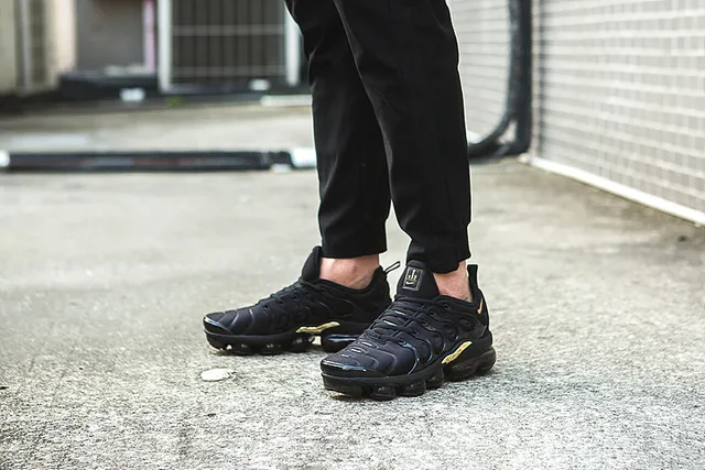 Nike Black Gold Wave-Shaped Synthetic Cage Full-Length Visible Air Unit Lifestyle Sneakers 7