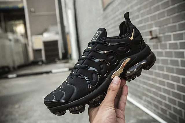 Nike Black Gold Wave-Shaped Synthetic Cage Full-Length Visible Air Unit Lifestyle Sneakers 15