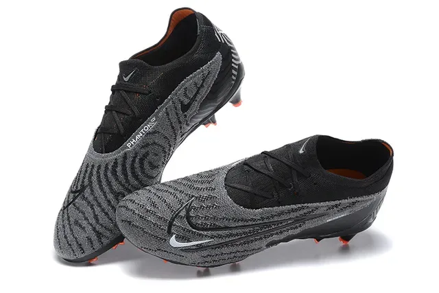 Nike Chaussures de Football Noir et Orange Upper en Tricot Lacets Asymétriques pour Terrain Ferme 2