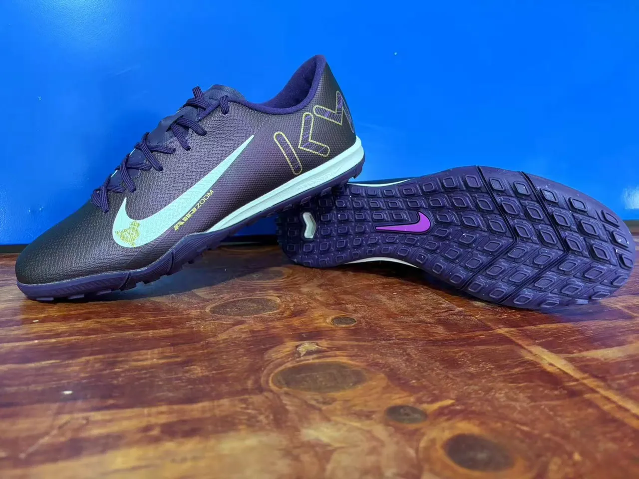 Nike Noir Violet Bas-Coupé Haut Synthétique Grille Carrée Outsole Chaussures de Football Turf 2