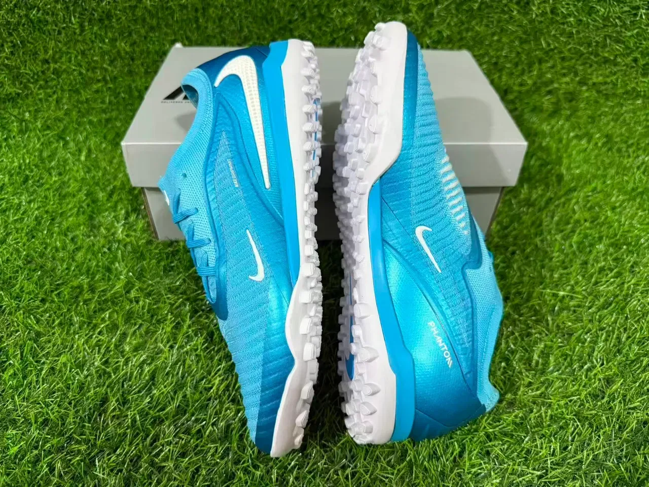 Nike Blue White Knit Upper Low-Cut Silhouette Artificial-Grass Soccer Shoes 2