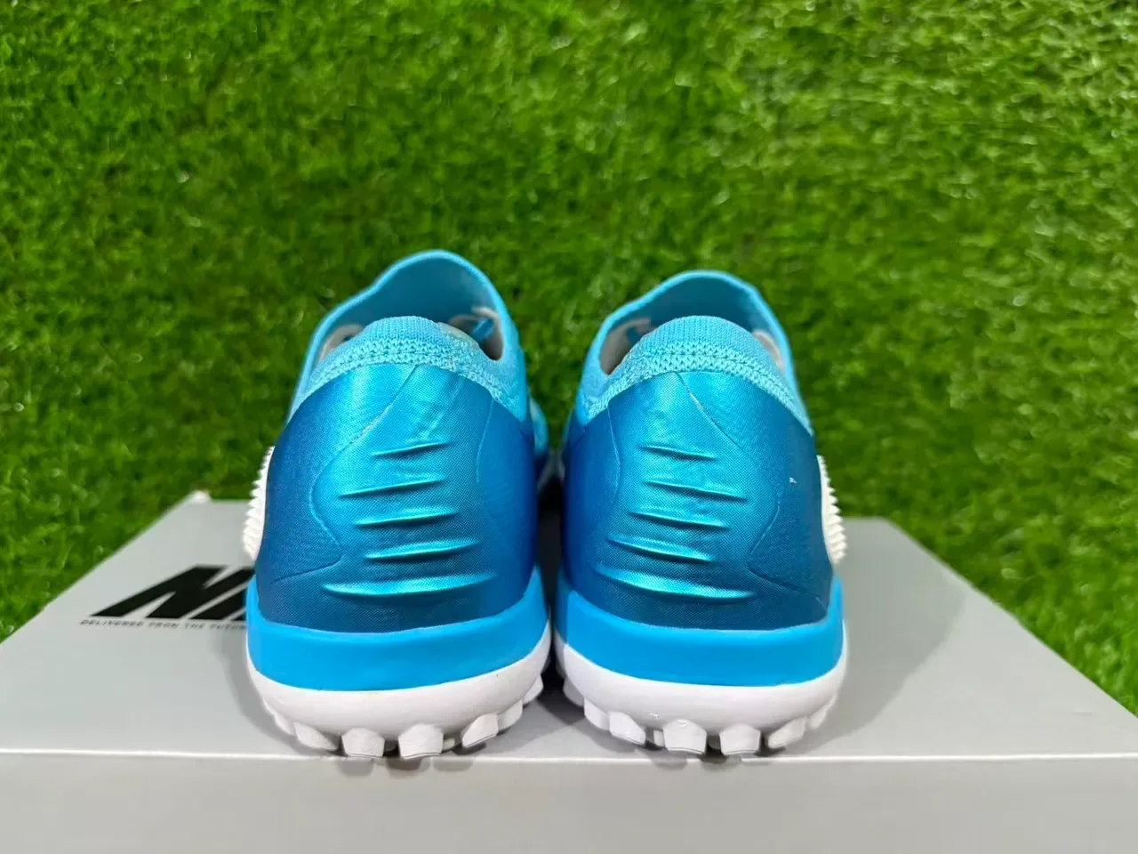 Nike Blue White Knit Upper Low-Cut Silhouette Artificial-Grass Soccer Shoes 3