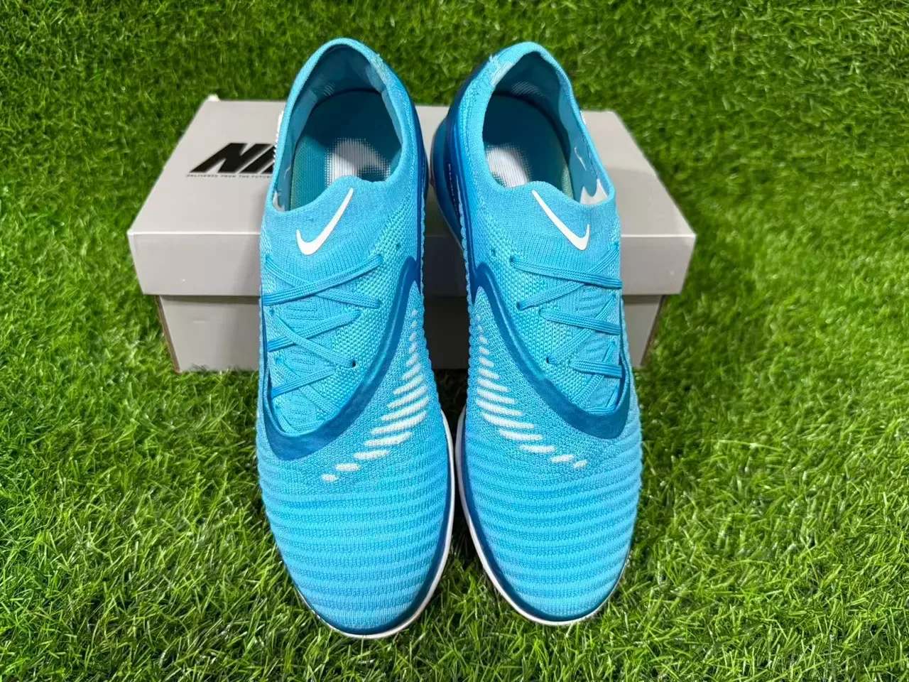 Nike Blue White Knit Upper Low-Cut Silhouette Artificial-Grass Soccer Shoes 4