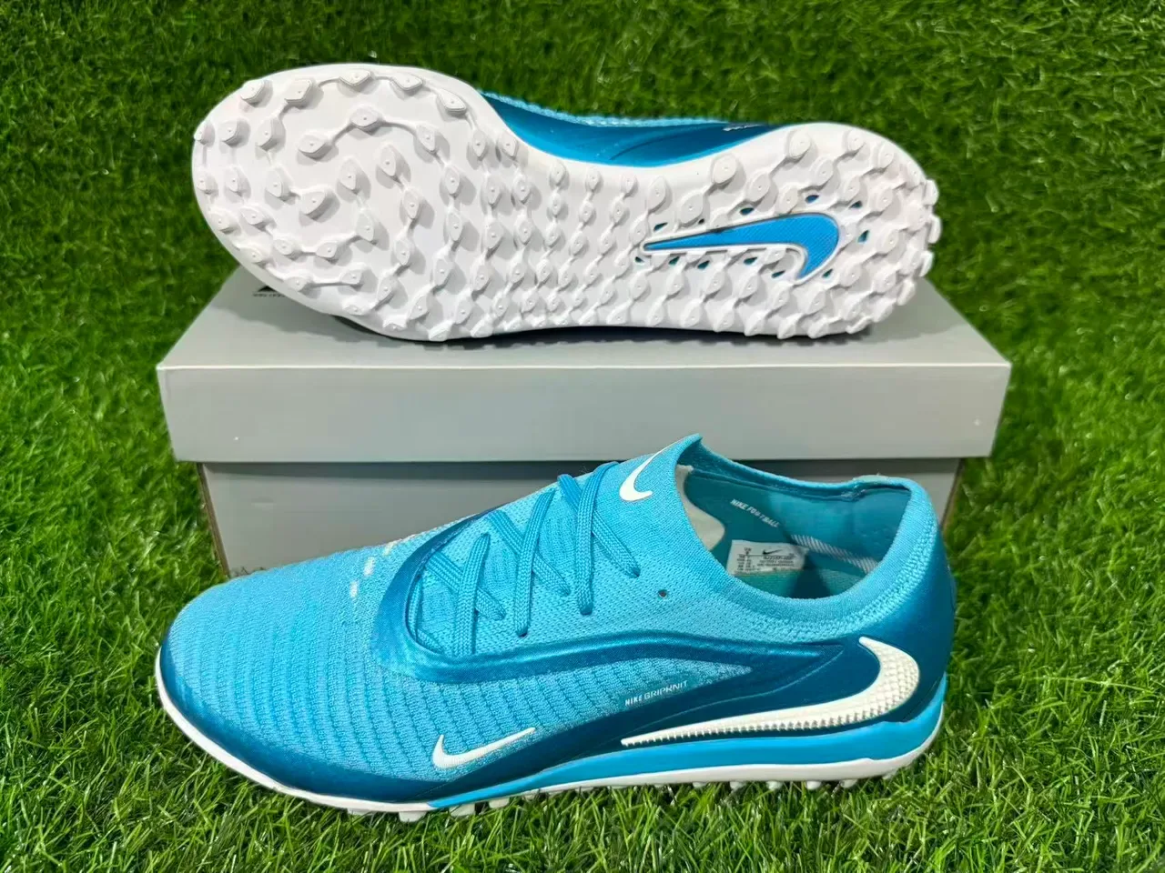 Nike Blue White Knit Upper Low-Cut Silhouette Artificial-Grass Soccer Shoes 6