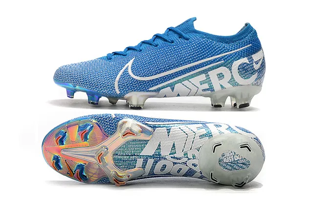 Nike Chaussures de football bleu et blanc de coupe basse avec ajustement de chaussette contraforte iridescent holographique pour terrain ferme 2