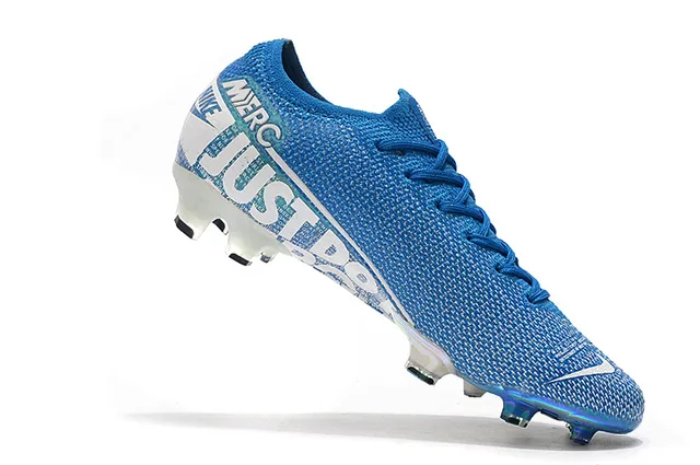 Nike Chaussures de football bleu et blanc de coupe basse avec ajustement de chaussette contraforte iridescent holographique pour terrain ferme 3