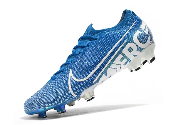 Nike Chaussures de football bleu et blanc de coupe basse avec ajustement de chaussette contraforte iridescent holographique pour terrain ferme 4