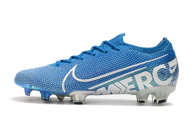 Nike Chaussures de football bleu et blanc de coupe basse avec ajustement de chaussette contraforte iridescent holographique pour terrain ferme 5