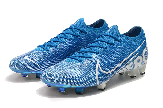 Nike Chaussures de football bleu et blanc de coupe basse avec ajustement de chaussette contraforte iridescent holographique pour terrain ferme 6