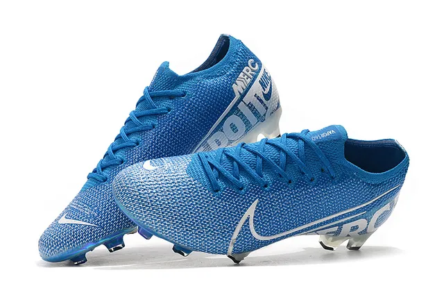 Nike Chaussures de football bleu et blanc de coupe basse avec ajustement de chaussette contraforte iridescent holographique pour terrain ferme 7