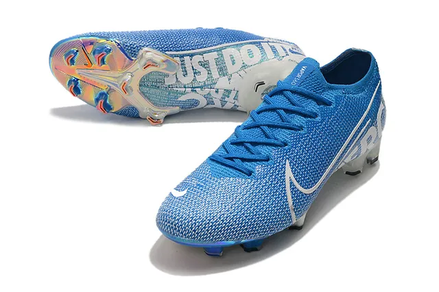 Nike Chaussures de football bleu et blanc de coupe basse avec ajustement de chaussette contraforte iridescent holographique pour terrain ferme 8