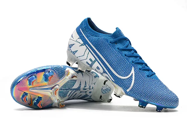 Nike Chaussures de football bleu et blanc de coupe basse avec ajustement de chaussette contraforte iridescent holographique pour terrain ferme 9