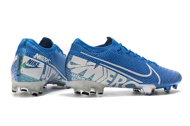 Nike Chaussures de football bleu et blanc de coupe basse avec ajustement de chaussette contraforte iridescent holographique pour terrain ferme 10