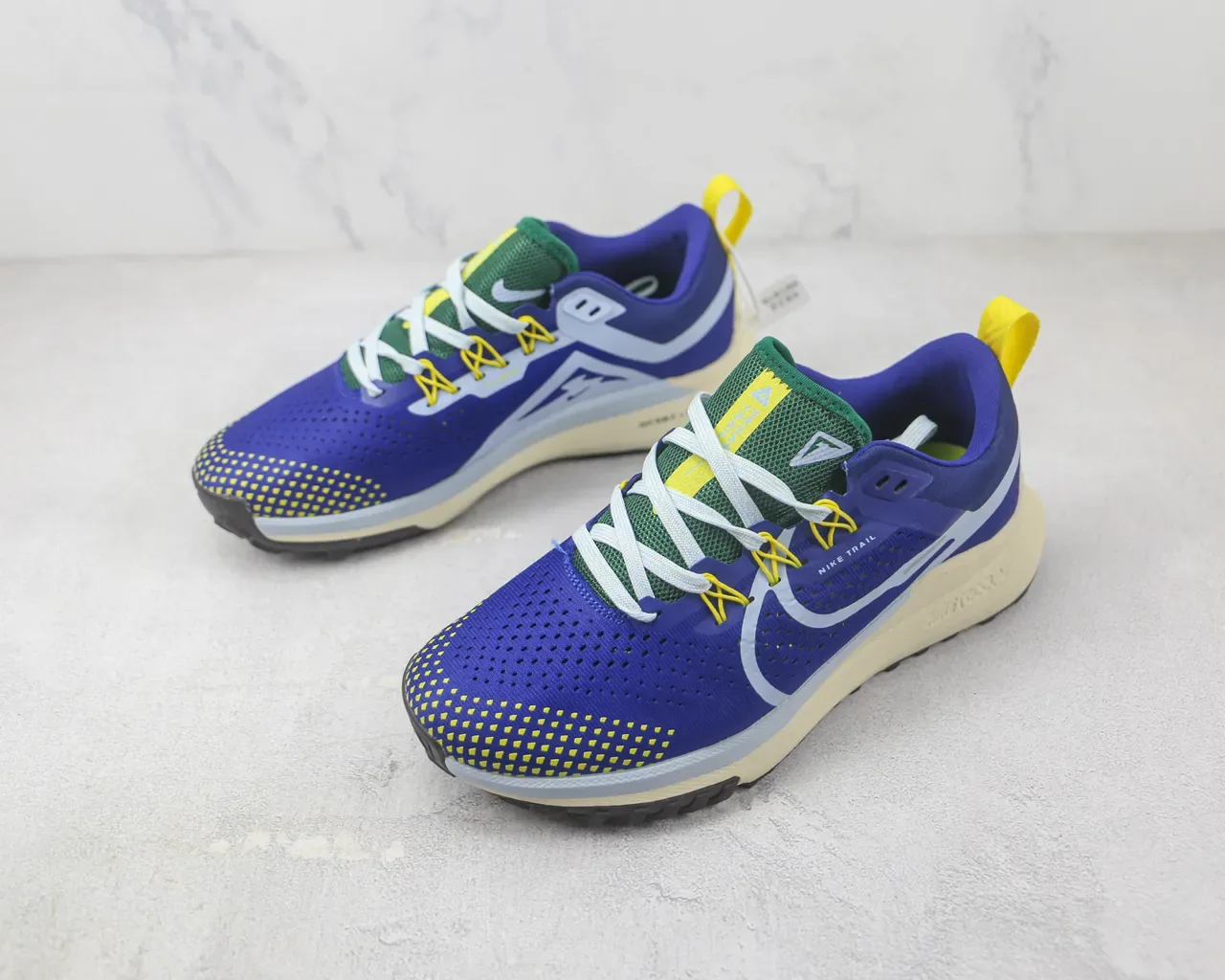 Nike Chaussures de Running Bleu Jaune Upper Knit Perforé Contraste Grid Toe Cap 4
