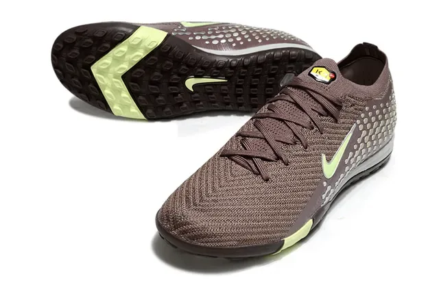 Nike Chaussures de football brun vert avec upper en knit et outsole turf 5