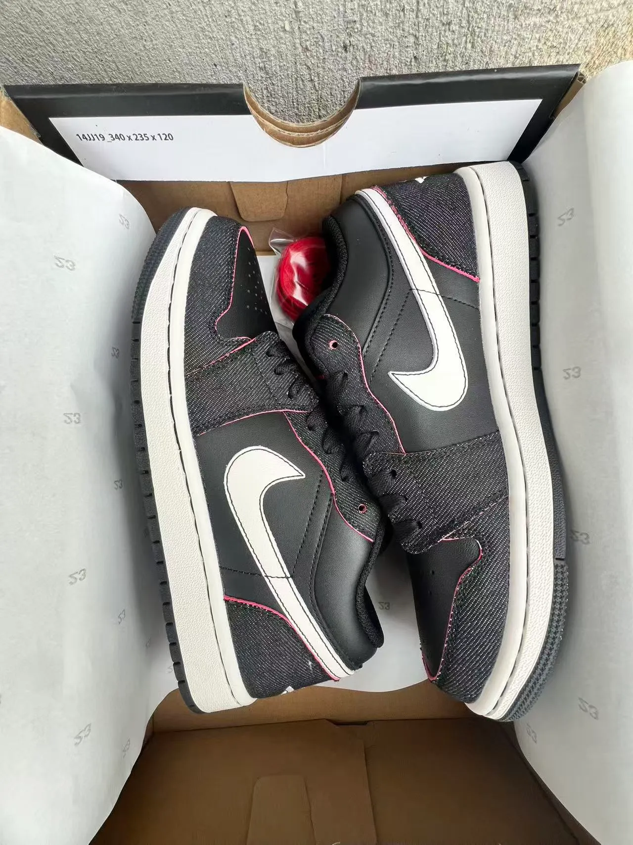 Nike Dunk Low Black White Pink Stitching Lifestyle Sneakers 4