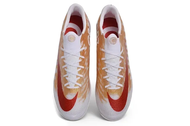 Tênis de futebol Nike Gold Red Knit Upper Acabamento metálico Turf 2