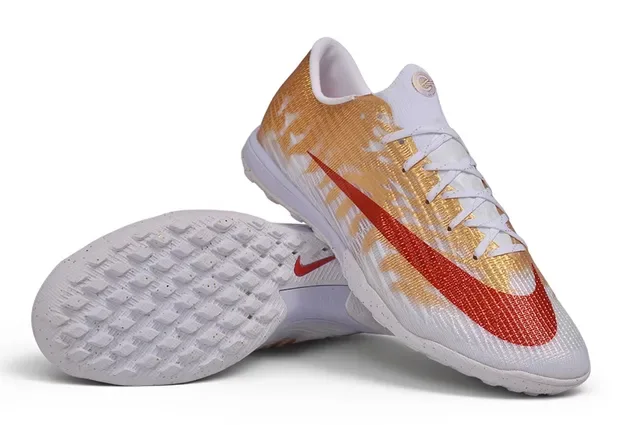 Tênis de futebol Nike Gold Red Knit Upper Acabamento metálico Turf 3