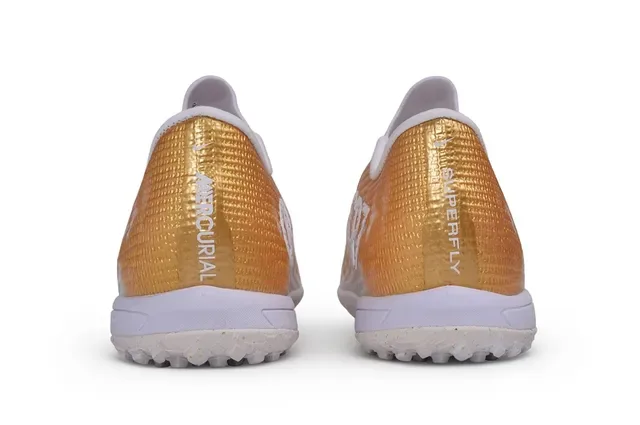 Tênis de futebol Nike Gold Red Knit Upper Acabamento metálico Turf 4