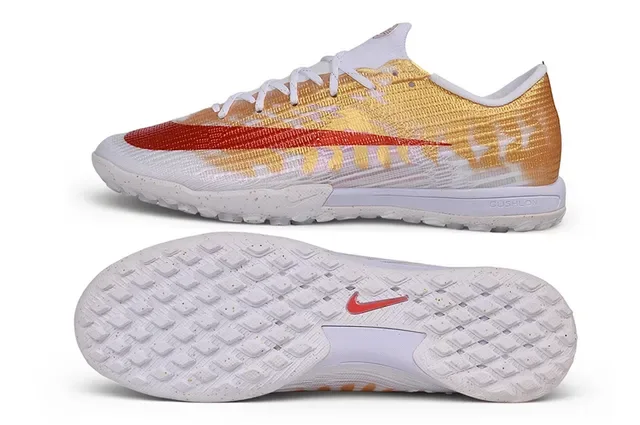 Tênis de futebol Nike Gold Red Knit Upper Acabamento metálico Turf 5