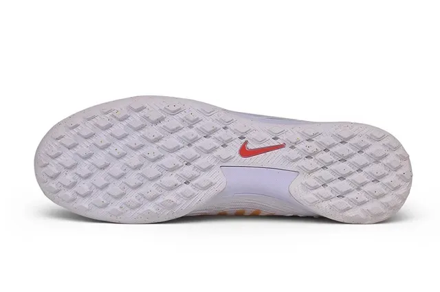 Tênis de futebol Nike Gold Red Knit Upper Acabamento metálico Turf 6