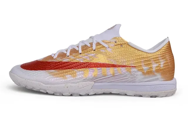 Tênis de futebol Nike Gold Red Knit Upper Acabamento metálico Turf 8