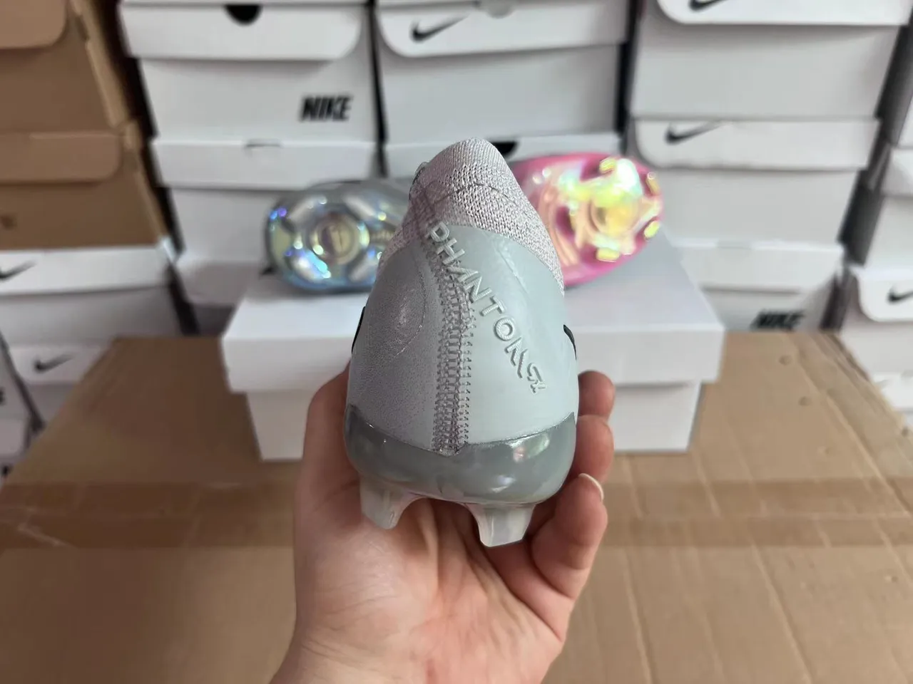 Nike Chaussures de football gris multicolor à upper en tricot, semelle irisée, terrain ferme 10