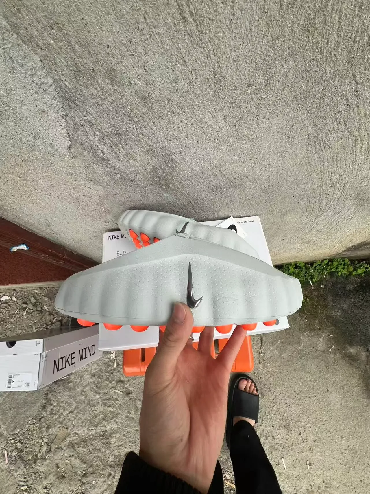 Nike Gray Orange Sculpted Wavy Midsole Pod Outsole Sneakers 7