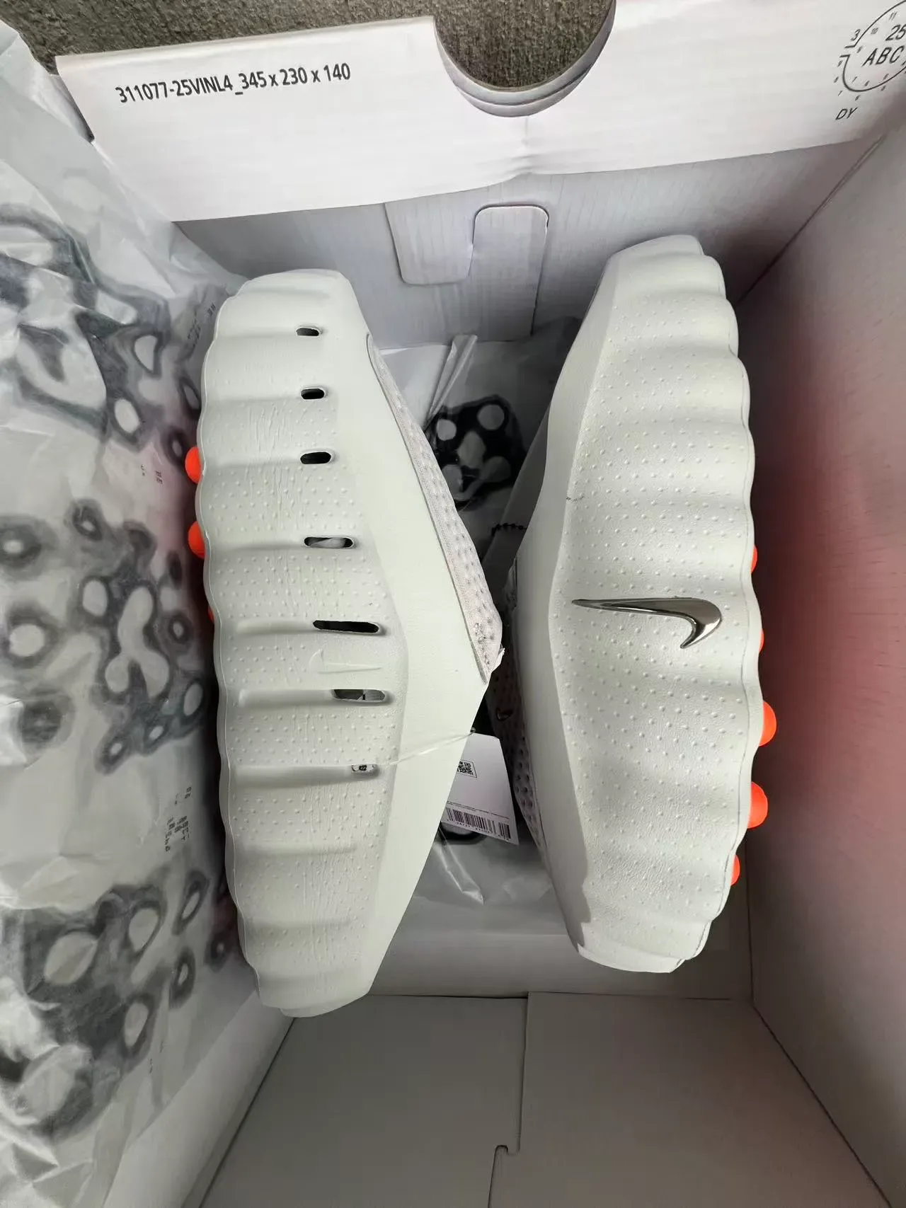 Nike Gray Orange Sculpted Wavy Midsole Pod Outsole Sneakers 9