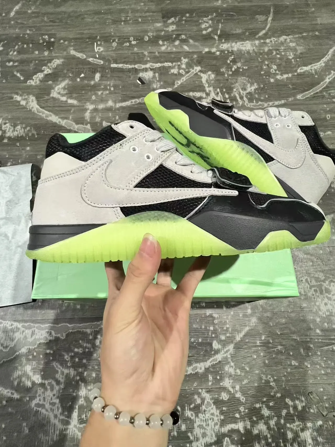 Nike Green Gray Layered Suede And Mesh Upper Neon Sculpted Outsole Sneakers 7