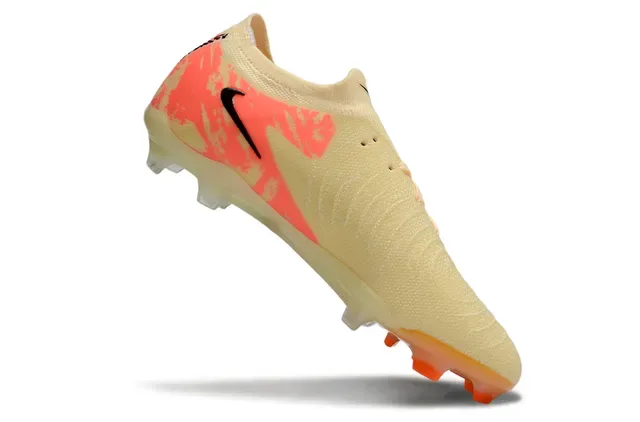 Chuteiras de futebol Nike Gripknit Beige Orange com upper de knit, solado translúcido e superfície firm-ground 2