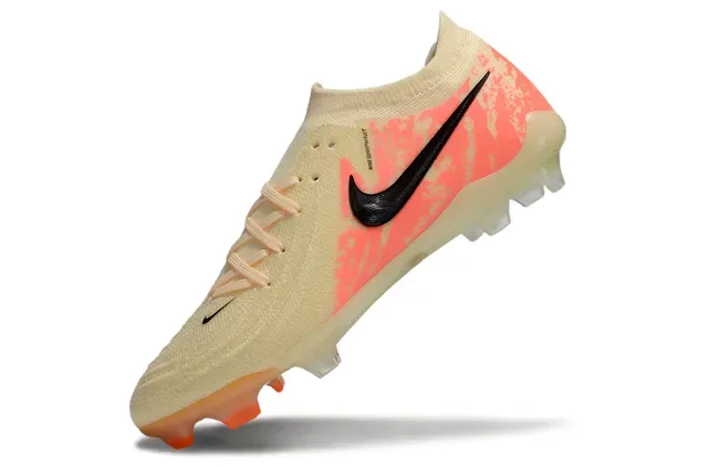 Chuteiras de futebol Nike Gripknit Beige Orange com upper de knit, solado translúcido e superfície firm-ground 3